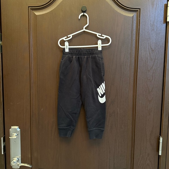 Nike boy’s black jogging pants - Picture 1 of 5